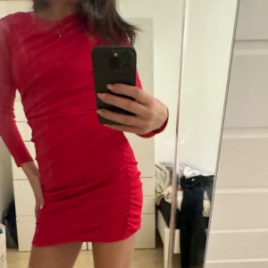 Rosa-röd tajt klänning - Klänning från H&M som ej kommer till användning. Har bara använt 1 gång💞