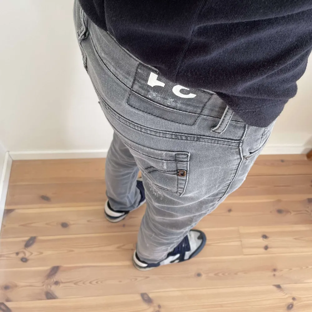 Säljer nu mina sjukt feta och eftertarktade dondup geroge jeans. Storlek 31. Jag på bilden är ungefär 182 och väger 68kg. Nypris~ 3500. Mitt pris: 1250. Hör av er vid frågor eller funderingar.. Jeans & Byxor.