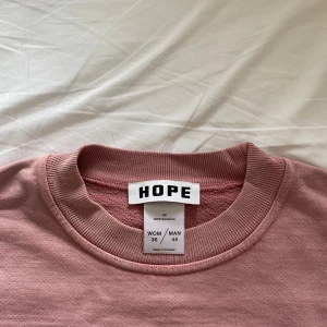 Rosa tröja från HOPE - Urtvättad/Puderrosa sweatshirt från HOPE. Sitter snyggt oversized på mig som vanligtvis har storlek S 🩷