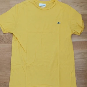 Lacoste t-shirt - Gul Lacoste t-shirt.