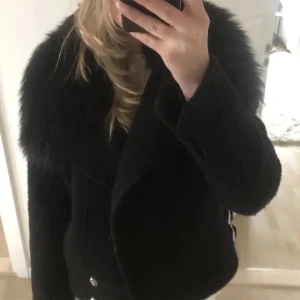 Jacka  - Jacka från Filippa k. Lite hårig/ nopprig, se bild 2. Pälsen är ej äkta 