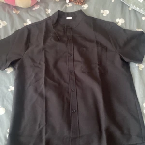 Skjorta svart med knappar helt ny inte amvänd - Helt ny köpte fel storlek och går ej att lämna tillbaka så jag säljer den helt ny Leandro skjorta 👔 