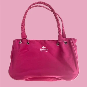 Lacoste perfume bag - Jättefin Lacoste väska! 