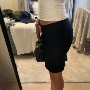 Kjol - Säljer denna fina kjol, från Gina☺️. Använts fåtal gånger! Säljer den för endast 100kr😍 Materialet är tjockt, men funkar för både sommaren och hösten!