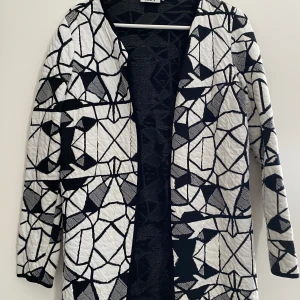 Kofta - Begagnat skick, men fortfarande fin! Kolla gärna in mina andra annonser för samfrakt.  Jag är väldigt mån om mina köpare. Skulle du vara missnöjd med ditt köp så ta gärna kontakt med mig innan dåligt omdöme, så har jag en chans att rätta till det.