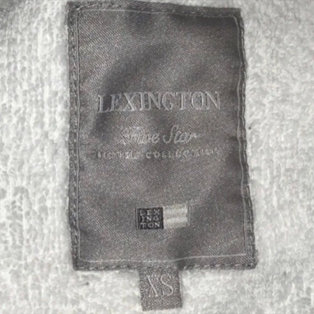 Vit morgonrock i velour - Lexington Storlek XS Endast använd 3 gånger!  Nypris 2195kr  Maskintvätt 60 °C. Övrigt.