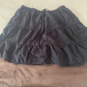 Fin svart kjol - Supersnygg svart kjol, inga synliga defekter och använd få ggr 😊💗💗