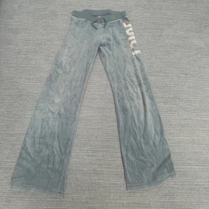 Juicy mjukisbyxor - Mjuka och sköna mjukisbyxor från juicy! Storlek 12 år men funkar för en med storlek 32 i byxor❣️❣️