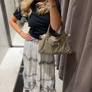 Zara långkjol🤍 - Säljer denna såå fina och trendiga långkjol ifrån zara i storlek S, i så gott som nyskick! Kan sätta på köp nu om köp önskas🙌 Köpt för 600. Fraktar ej via Instabox!! 