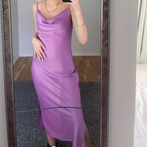 Lila satinklänning - Storlek XS!💜
