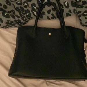 Väska  - Ålens  Kostar igentligen 500 säljer för 200kr Billigare vid snabb affär 