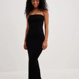 Svart tubklänning från NA-KD - Oanvänd klänning från NA-KD, prislappar finns kvar då jag ej hann skicka tillbaka den i tid. 