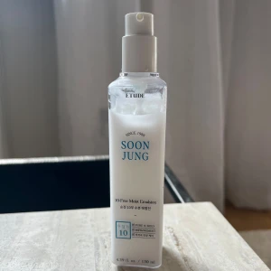 Soon Jung 10-Free Moist Emulsion - En fuktgivande emulsion från Etude, Soon Jung 10-Free Moist Emulsion. Produkten innehåller 130 ml och har endast använt en liten del. Nypris ca 280 kr.
