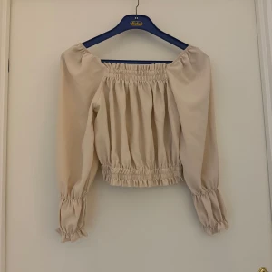 Kort t-tröja - Tröjan är I mycket bra skick, passar storleken S-L