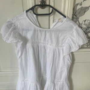 Blus  - Jag säljer en blus från Gina Young då den inte kommer till användning💗 den är använd endast vid brövning men lappen är tyvärr inte kvar 🥰