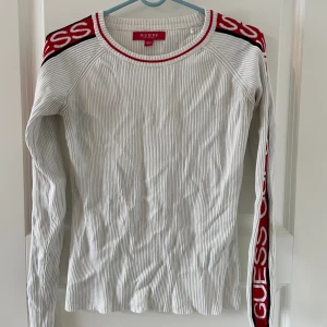 Guess stickad tröja  - En stickad tröja från guess. Bra skick. I storlek M. Perfekt till hösten🤍❤️
