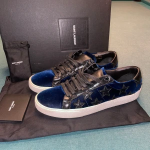 Saint Laurent skor - Hej, jag säljer nu mina sjukt snygga saint lauren skor med stjärnor. Dem är väldigt svåra att få tag på! Är st 38,5 men passar 39/39,5 skulle jag säga! Väldigt bra skick! Allt og finns kvar, vid frågor kontakta