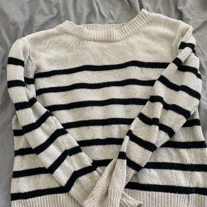 Vit randig stickad tröja - Skön sval tröja lite nopprig men ändå fin👍🏻