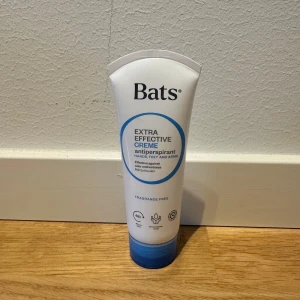 Extra Effective Creme Antiperspirant - En extra effektiv antiperspirantkräm från Bats, speciellt utformad för händer, fötter och armhålor. Produkten är doftfri och innehåller fuktgivande ingredienser för att hålla huden mjuk och torr.
