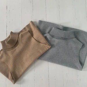 Polotröja utan armar - Jag säljer två stycken tröjor perfekta inför hösten, köp båda för 200 kr eller 150 kr styck🤩