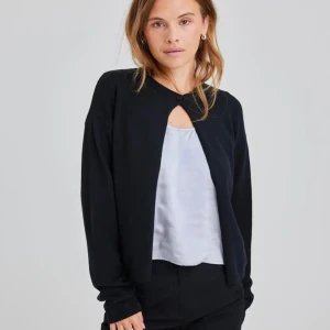 Svart kofta från bikbok - Använd fåtal gånger och i bra skick🤍