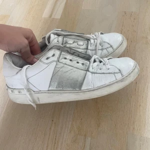 Valentino skor - Säljer mina väl använda valentino skor. Har ingen box eller kvitto och det finns inga sulor i skorna för jag använde separata och slängde de som var i… priset är lågt pga omständigheterna.