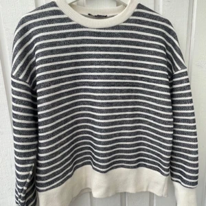 Tjocktröja från Zara  - Superfin stickad tjocktröja från Zara.  Knappt använd! Beige/gräddvit med mörkblå ränder!! Pris 95kr
