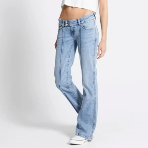 Low waist jeans - (Lånade bilder)          Säljer dessa lågmidjade jeans från lager 157. Använda fåtal gånger så de har inga tecken på användning. Storlek: XXS FULL LENGTH  Kontakta mig för frågor💕 