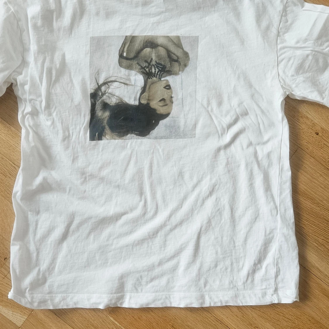 Vit T-shirt m Ariana Grande från divided storl.S