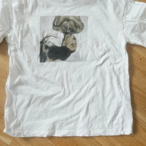 Vit T-shirt m Ariana Grande från divided storl.S - Djur och rökfritt hem mycket bra skick. 