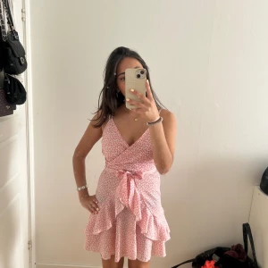 Klänning - Säljer denna söta rosa klänningen som man knyter.Lite genomskinlig. Storlek S