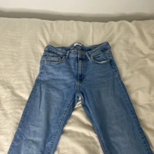 Bootcut jeans - Den har väldigt mycket strech! Den är skön och mjuk.