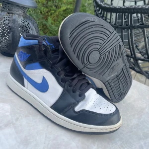 Jordan mid racer blue storlek 43 - Tja säljer ett par jordan mid racer blues i användt skick men fräscha!