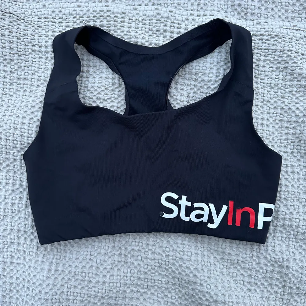 Svart sport-bh från StayInPlace. Storlek small. Aldrig använd, tvättad en gång. Bokstäverna har släppt något. . Sportswear.