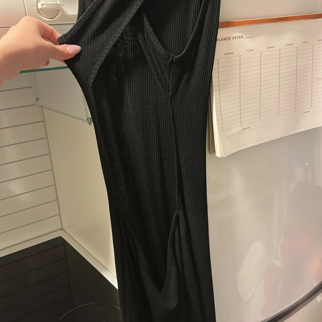 *SVART* klänning med öppen rygg - 93