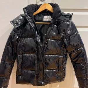 Calvin Klein jacka  - Säljer min fina jacka från Calvin Klein som är sparsamt använd. INGA DEFEKTER, den är så gått som ny. Stl xs. Nypris ca 2000kr 