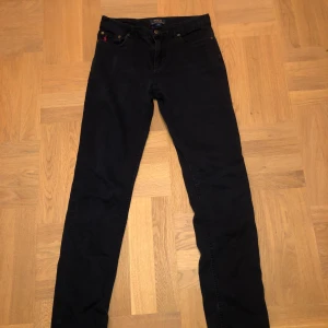 Polo jeans mökblåa💯  - Dem är nästa oanvända🐊Dem är i fint skick🐊strl är 14 år 💯 pris kan diskuteras💯