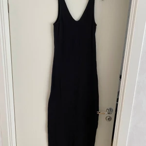 Svart klänning strl XS - Svart lång klänning med slits på ena sidan  Strl XS  Bra skick  Only 