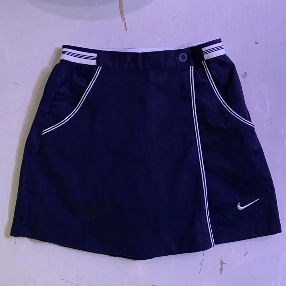 Vintage marinblå tennis Nike skort (kjol fram och shorts bak). Står M i men jag skulle klassa den som S. Ca 65 i midjan 🌸. Kjolar.