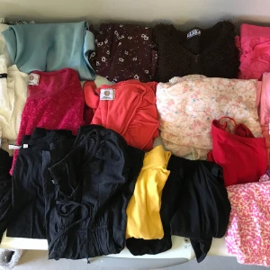 Klädpaket Tröjor toppar storlek M och S - klädpaket 22 plagg dam/tjej i storleken M och S.  tröjor, toppar, klänningar och linnen i storleken S och M allt för 200:-
