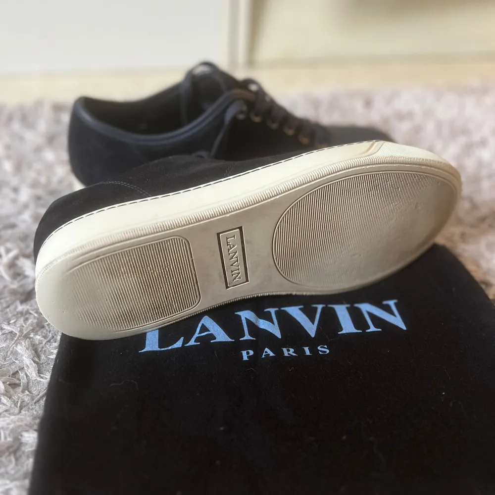 Säljer mina lanvin skor i fin skicka , finns inga skador eller fläckar, bara höra av er vid minsta fundering . Skor.