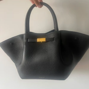 Demellier New York midi  - Säljer min Demellier New York midi väska 💗 en jättefin och elegant väska som är rymlig. Nyskick. Köpt på deras egna hemsida. 