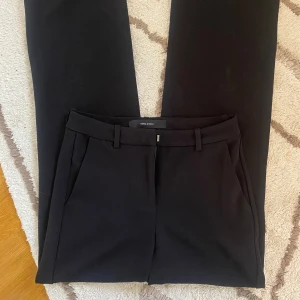 Svarta byxor från Vero Moda - Ett par svarta byxor från Vero Moda i storlek XS. Byxorna har en slim straight passform och är midwaist. De är tillverkade i ett bekvämt material och har bälteshällor.