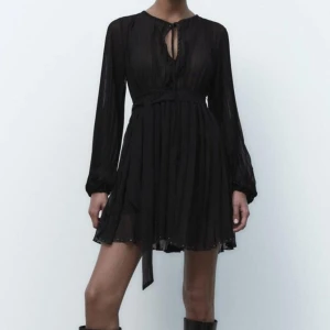 Klänning - Säljer denna klänning från Zara i storlek s. Bara använd 1 gång, har inga defekter. 