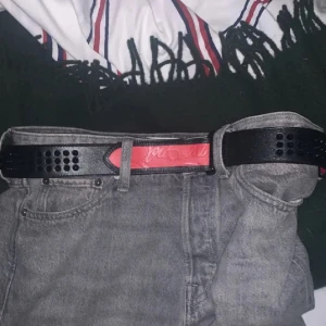 christian louboutin bälte - Loub bälte t salu kom med bud eller prisförslag