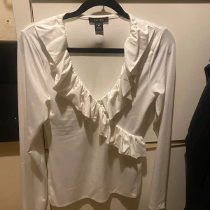 Volang tröja - Säljer denna vita volang tröjan i storlek M  