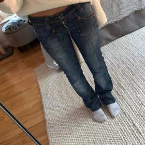 Snygga lee jeans som jag vikt upp en del så dom passar nog folk som okxså är runt 170🌸