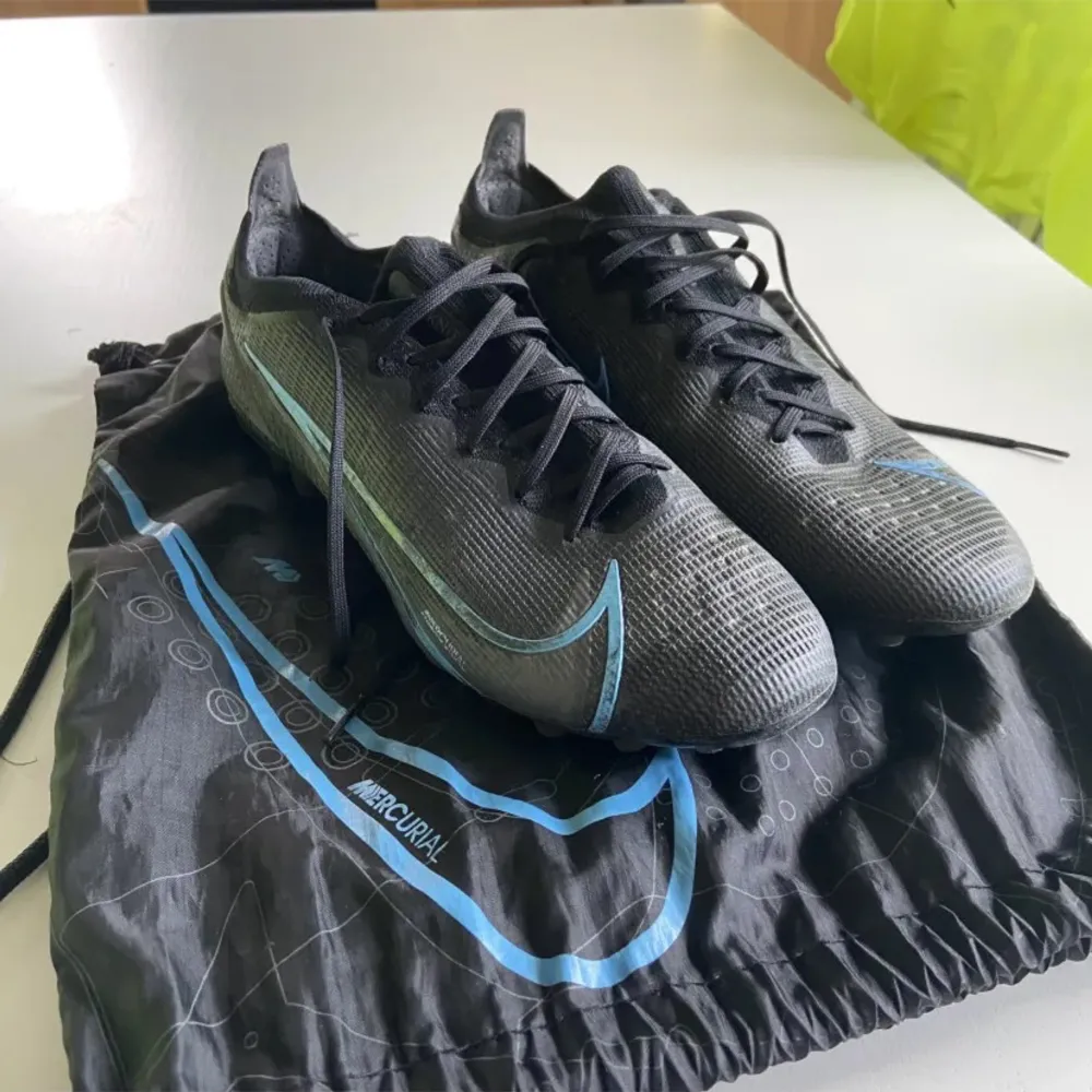 Säljer ett par Nike Mercurial Vapor 14 Elite Ag pågrund av att de nu är för små, väldigt bra skick.. Skor.