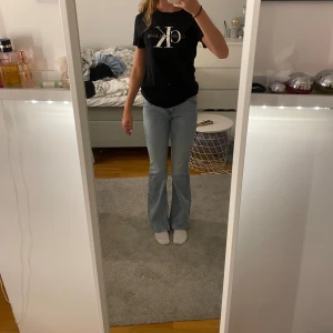 Calvin Klein T-shirt - En svart Calvin Klein T-shirt i väldigt bra skick och använd ett fåtal gånger!💕