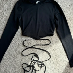 Crop top med snörning  - Svart Crop top med snörning, använd 1 gång, Stl XS